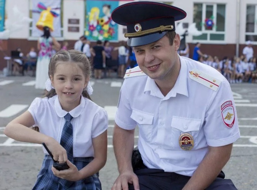 Дети сотрудника полиции в школу