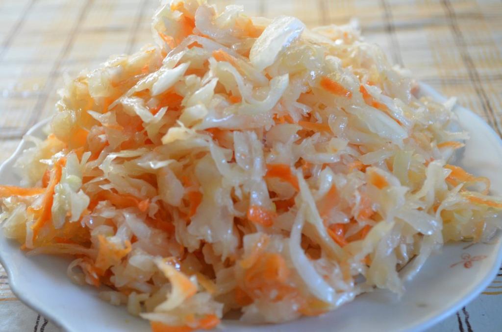 Квашеная с морковью капуста