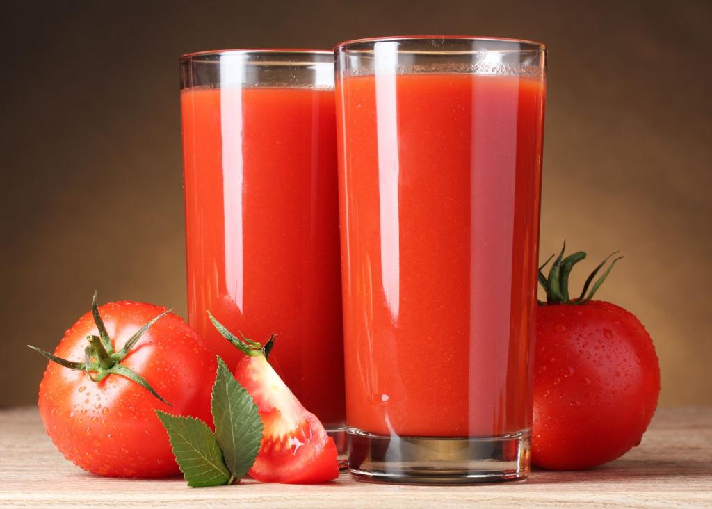 Какие вещества содержатся в томатном соке. Томатный смузи гаспачо. Томатный сок. Стакан сока. Стакан томатного сока.