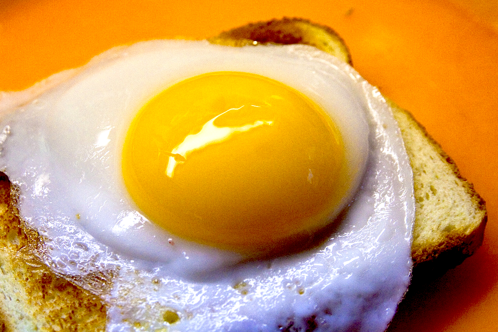 Жареное утиное яйцо на хлебе