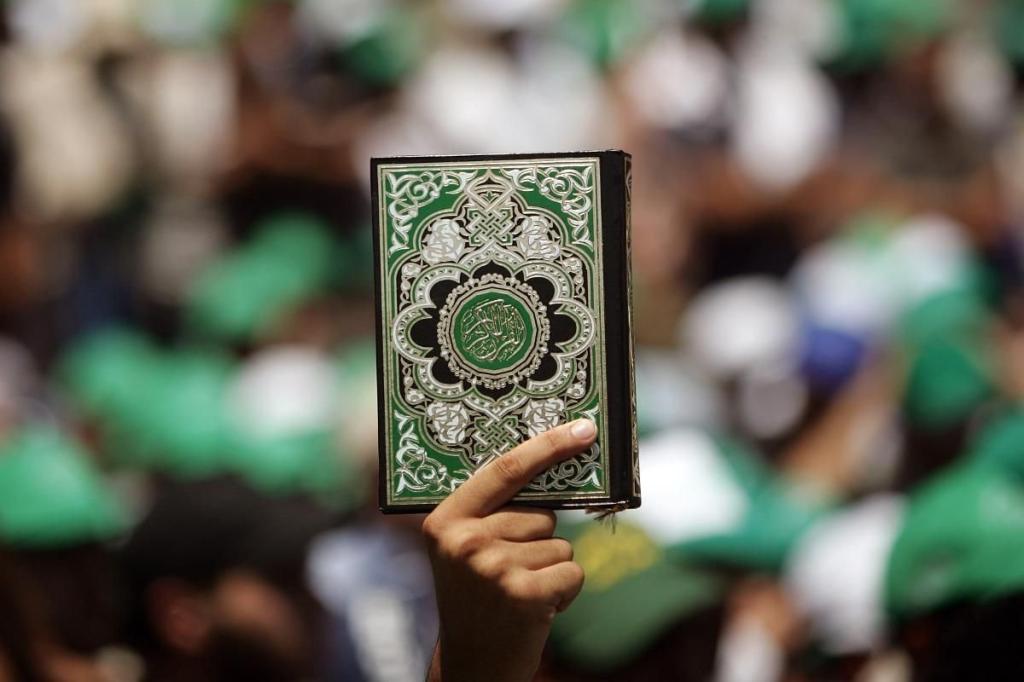 Коран в руках верующего