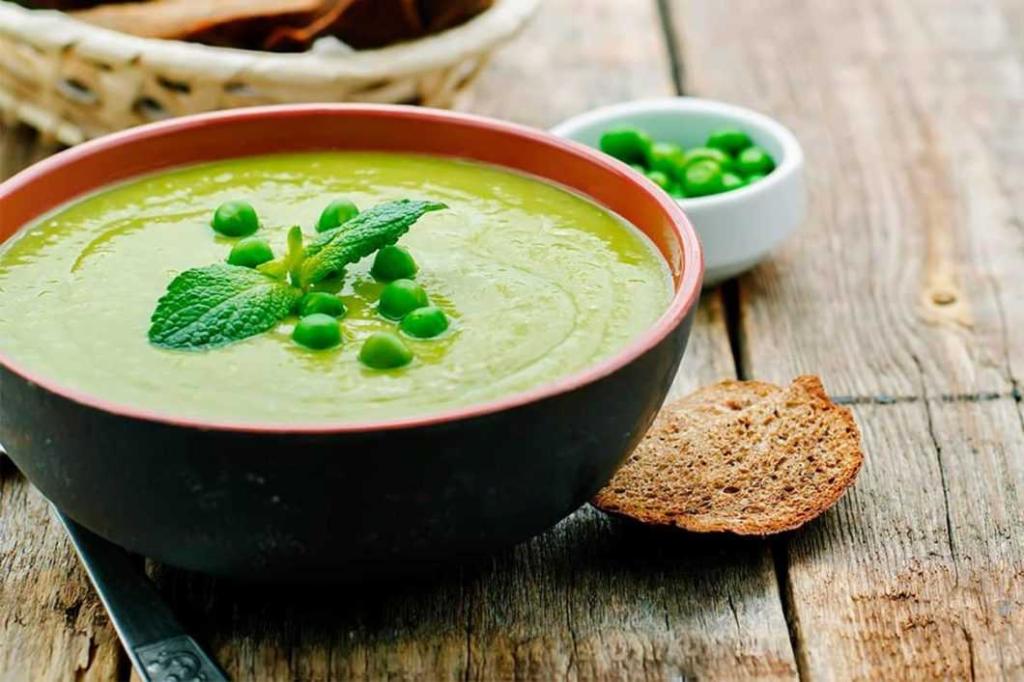 Крем-суп из зеленого горошка к гуляшу