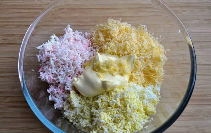 Салат из крабовых палочек, чеснока и сыра