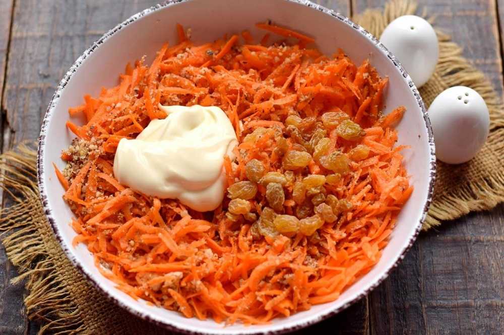 Салат с морковью, чесноком и сметаной