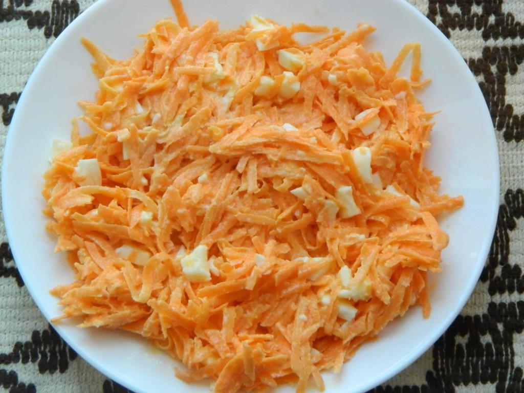 Салат с морковью, чесноком и сметаной