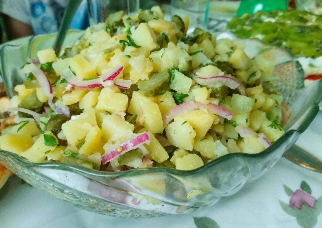 Салат с картошкой и соленым огурцом