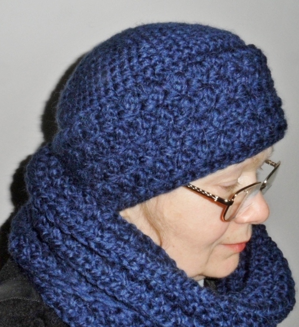 Пожилая женщина в вязаной шапке