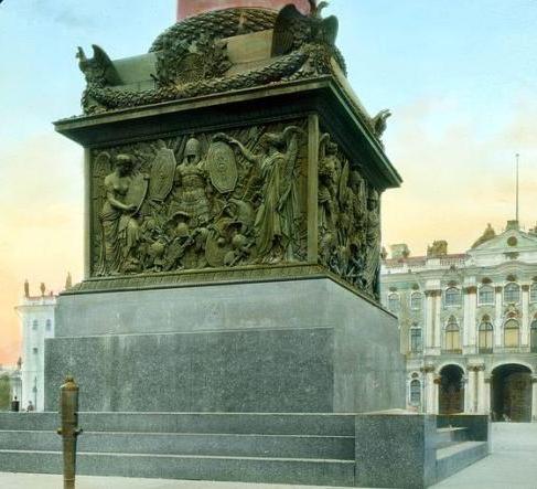 колонна на дворцовой площади