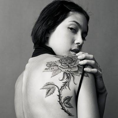значение татуировки роза на плече