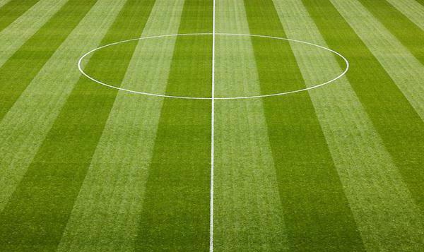 почему на футбольном поле трава полосатая