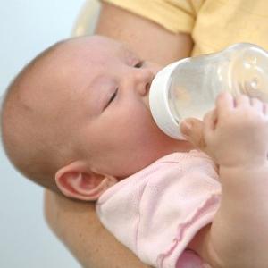нужна ли вода новорожденноу