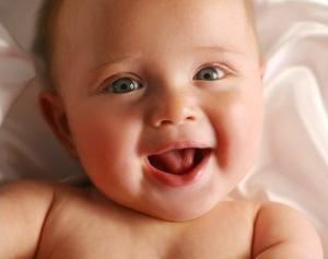 во сколько месяцев ребенок улыбается