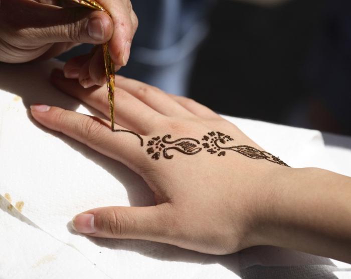 How to draw henna tattoo