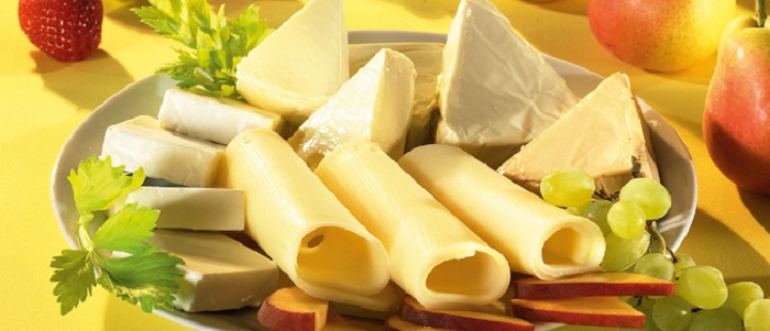 плавленый сыр на столе