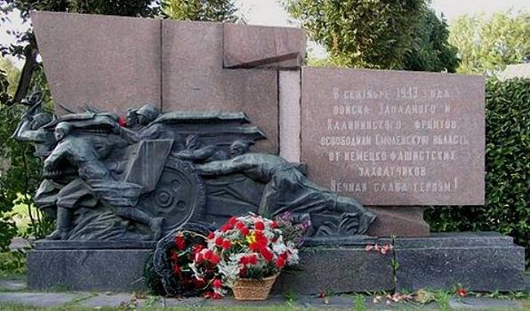 памятник «Скорбящая мать» Смоленск