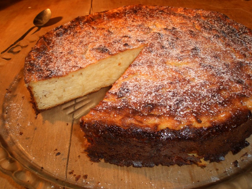 Творожный пирог с тертыми яблоками.