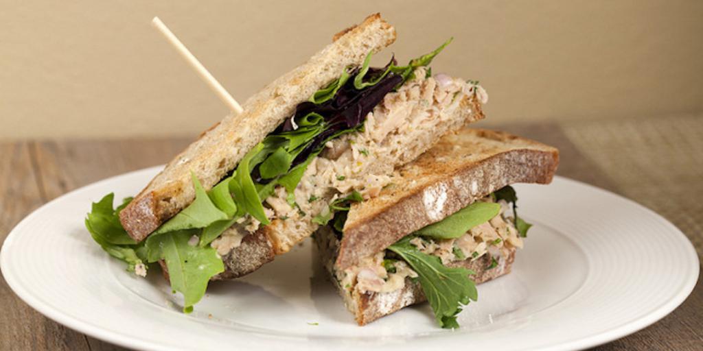 Бутерброд с салатом из консервированного тунца.