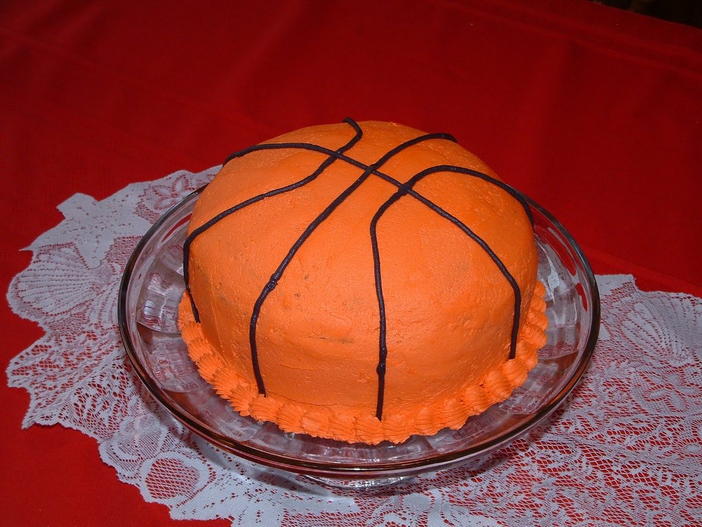 Торт в виде баскетбольного мяча.
