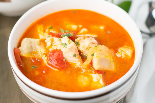 Рыбный суп с томатами и рисом