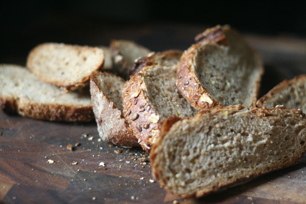 Хлеб невкусный. Черствый хлеб. Старый хлеб. Кусочек хлеба. Черный хлеб.