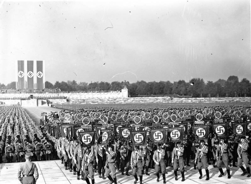 Солдаты с флагами Третьего рейха