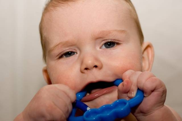 как режутся первые зубки у малышей