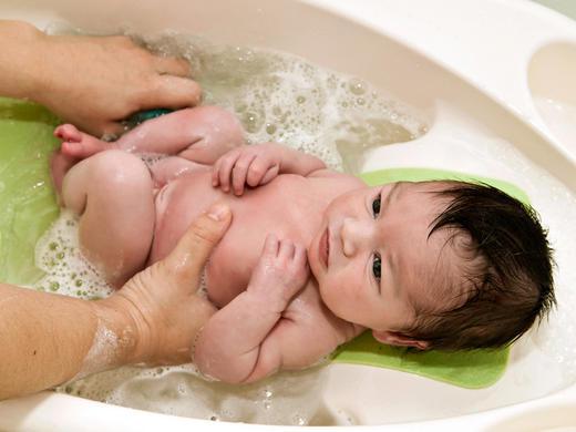 how to wash a newborn baby boy photo