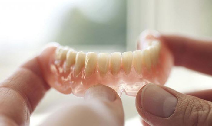 пластмассовые протезы зубов