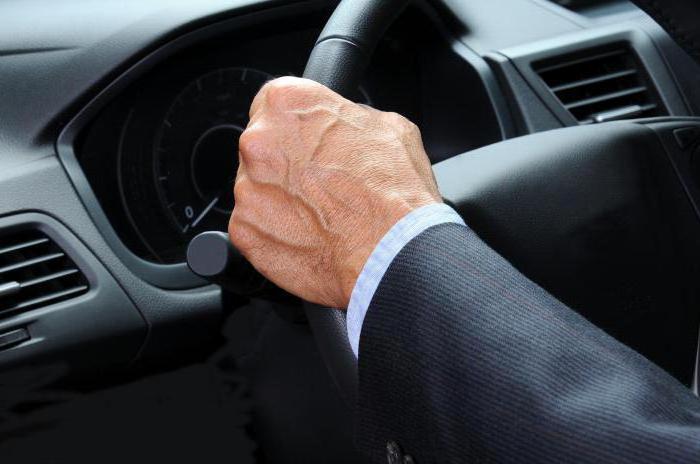 how to keep the steering wheel while driving