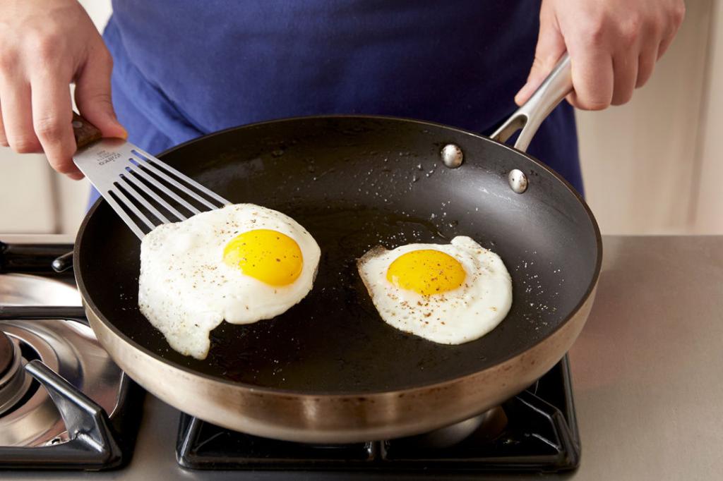 Варить завтрак. Сковорода с яичницей. Яичница. Сковородка для яичницы. Яичница глазунья.