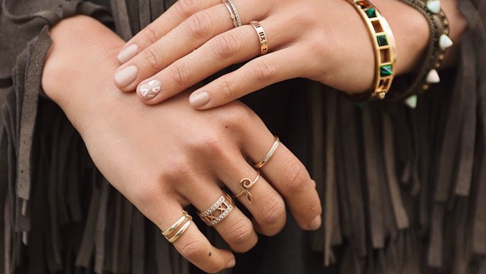 Какие кольца на каком пальце носить: значение для женщин и мужчин