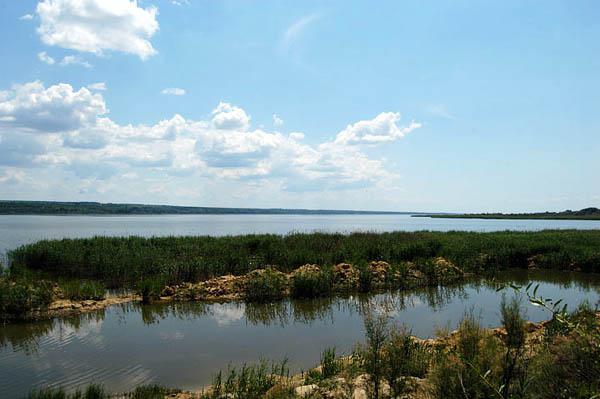 наибольшее озеро украины