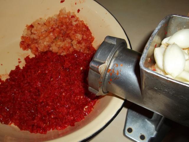 простой рецепт приготовления аджики из помидор чеснока и хрена