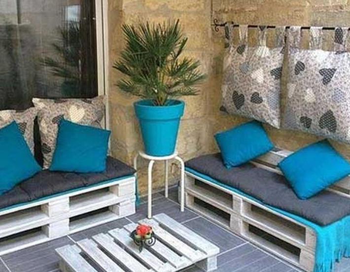 Table and chairs from pallets for a summer residence