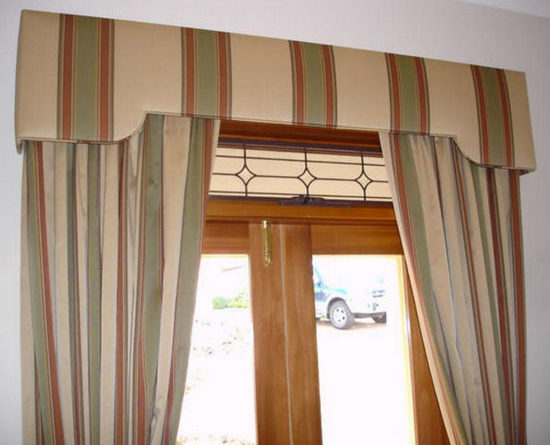 Curtain in the kitchen with hard lambriken