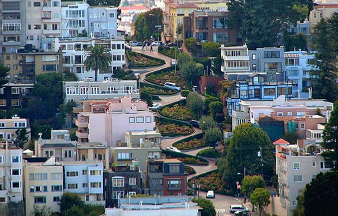Извилистая улица на Русском холме в Сан-Франциско