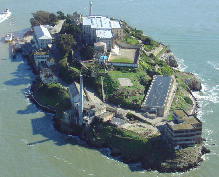Крепость расположена острове