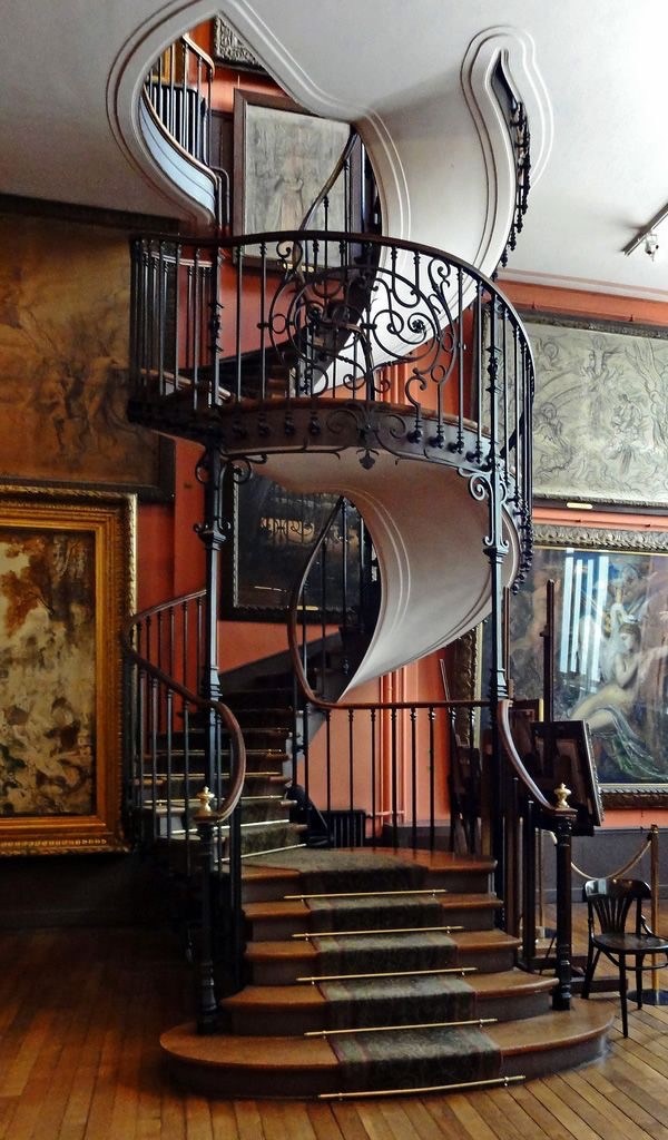 Интерьерная лестница: виды, материалы, обустройство пространства под лестницей