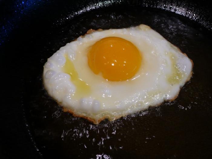 Калорийность жареных яиц на масле