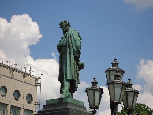 сколько памятников пушкину в москве