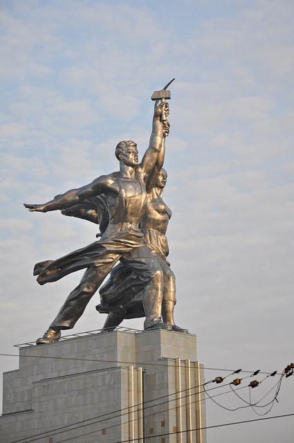 сколько памятников ленину в москве