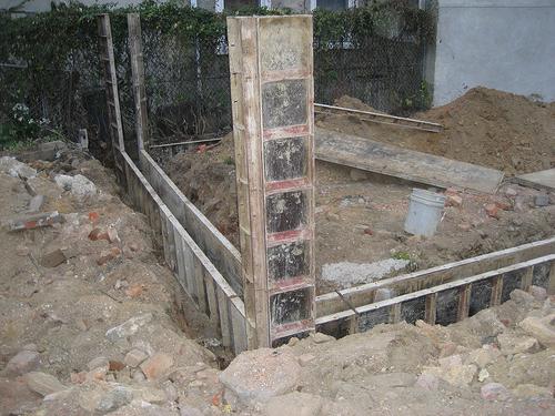 how to fill the foundation under the bath