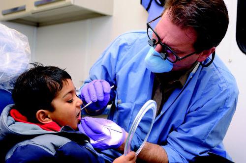 2 year old child grit his teeth