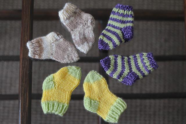 Вяжем носочки для новорожденных спицами