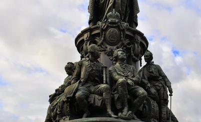 памятник екатерине 2 в санкт петербурге описание 
