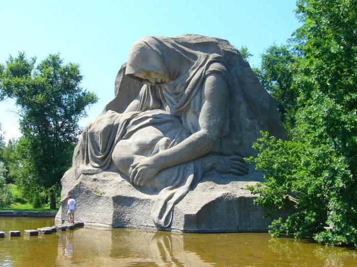 памятник скорбящей матери