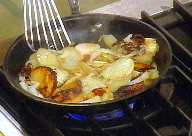как жарить картошку на сковороде с луком