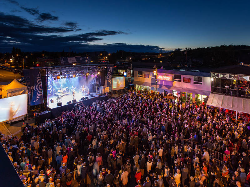 рок-фестивали собирают тысячи людей