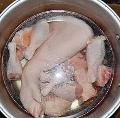 как варить холодец из свиных ножек и курицы с желатином