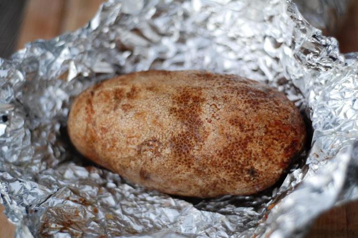 картошка в фольге в углях 